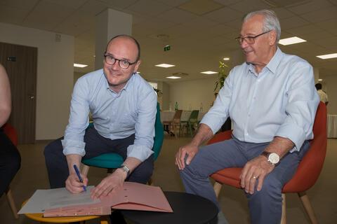 Les présidents Sébastien Martin et Maurice Gironcel signent la convention partenariat entre les deux associations