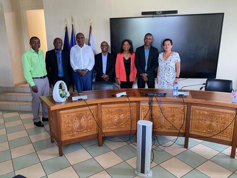La délégation s’est ainsi entretenue avec Ahamada Fahardine, président des Eaux de Mayotte puis avec une délégation représentant les cinq intercommunalités de Mayotte, les Eaux de Mayotte et le SIDEVAM.